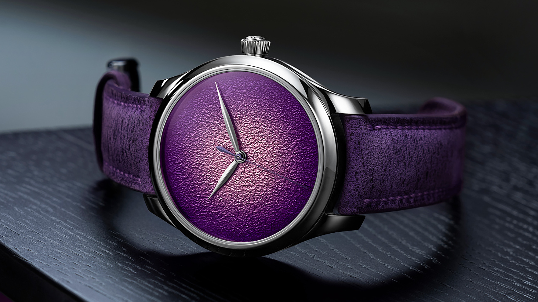 HMoser_1201-1200_Endeavour_CentreSeconds_ST_Purple_Enamel__Lifestyle_Kopie.jpg