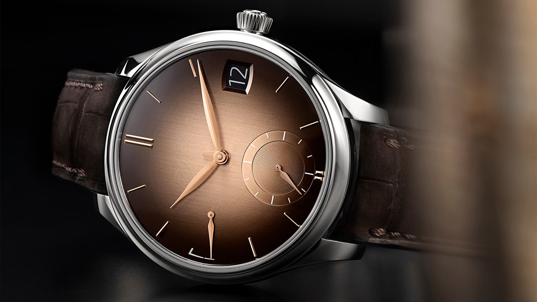 HMoser_1800-0207_Endeavour_Perpetual_Calendar_Smoked_Salmon_WG__Lifestyle_side_close_Kopie.jpg